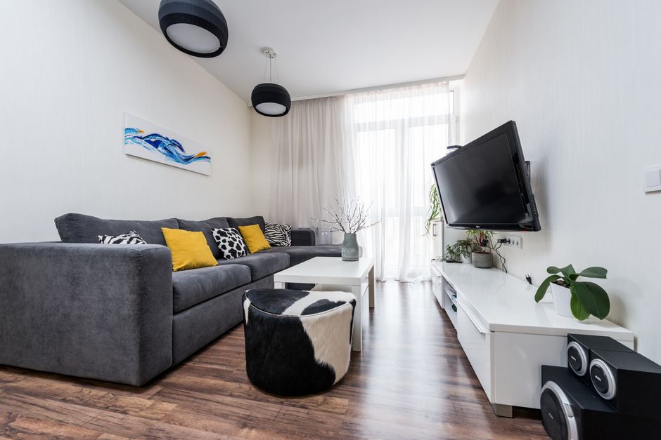 Spiegel vergroot lichte kleine woonkamer.