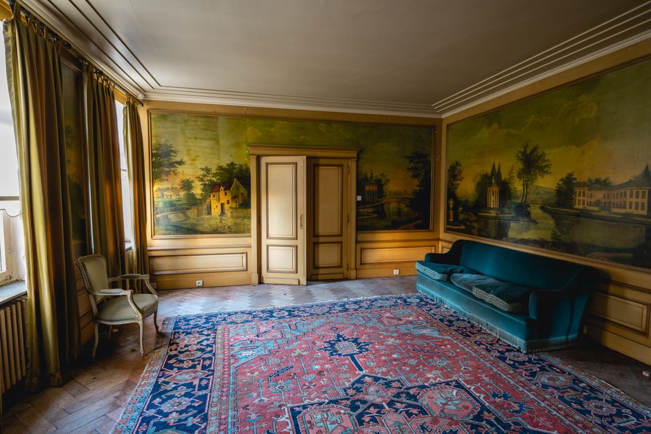 Leefbare moswand in moderne woonkamer.